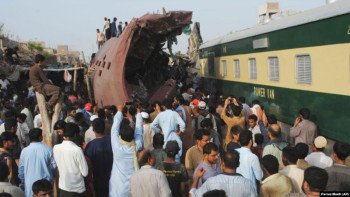 Фотография к новости: Пәкістанда пойыз апатынан оннан астам адам қаза болды