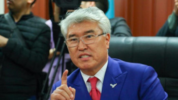 Фотография к новости: «Әдеттегідей сіздерге шынымды айтайын»: Арыстанбек Мұхамедиұлы музейде қанша жалақы алатынын хабарлады 