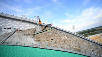 Фотография к новости: Қазақстандық спортшы шаңғымен тұғырдан секіруден жеңіске жетті