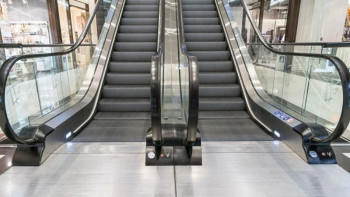 Фотография к новости: Полиция қызметкері ер адамды эскалатордан құлап кетуден құтқарып қалды