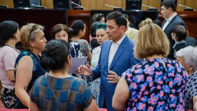 Көлгінов көпбалалы аналармен кездесті