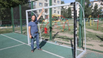 Фотография к новости: Үстіне футбол қақпасы құлап, қаза болған бала Әзербайжанда жерленеді