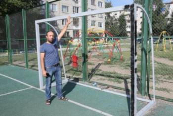 Фотография к новости: Үстіне футбол қақпасы құлап, қаза болған бала Әзербайжанда жерленеді