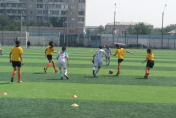 Фотография к новости: Семейде қыздар арасында футболдан республикалық турнир басталды