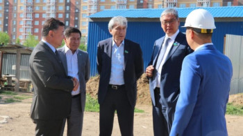 Фотография к новости: Мәжілісмендер БҚО-да «Нұрлы жермен» салынып жатқан үйлердің құрылысымен танысты