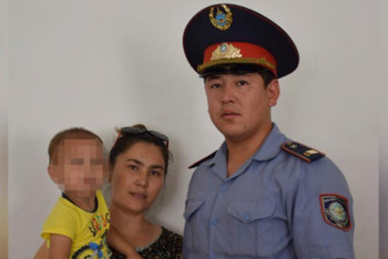 Фотография к новости: Қызылорда облысында полицей кәріз құдығына құлаған сәбиді құтқарды