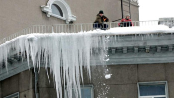 Фотография к новости: Алматыда басына мұз құлап қаза болған әйелдің ісі әлі сотқа жетпеген