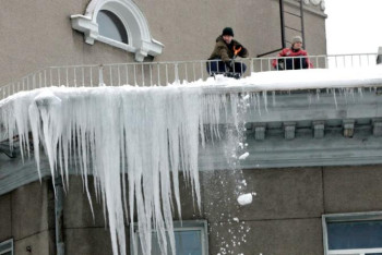 Фотография к новости: Алматыда басына мұз құлап қаза болған әйелдің ісі әлі сотқа жетпеген
