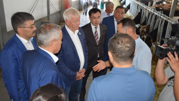 Фотография к новости: Мәжілісмендер сүт-тауарлы фермалардың жұмысымен танысты