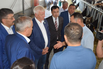 Фотография к новости: Мәжілісмендер сүт-тауарлы фермалардың жұмысымен танысты