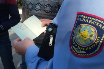 Фотография к новости: Қазақстанда жүру ережесін бұзған шетелдіктер жауапкершілікке тартылды