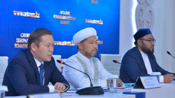 Фотография к новости: Қажылыққа әйелдер жалғыз бара алмайды