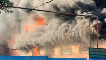 Фотография к новости: Алматыда қоймадан шыққан өрт толық сөндірілді