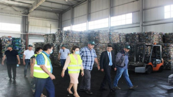 Фотография к новости: Сенатор қоқыс қалдығын өңдейтін мекемеде болды