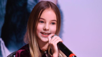 Фотография к новости: Данэлия Төлешова жаңа әнін таныстырды