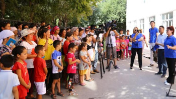 Фотография к новости: Арыстық оқушыларға мектеп жабдықтары мен киім-кешек үлестірілді