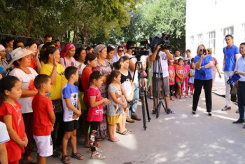 Фотография к новости: Арыстық оқушыларға мектеп жабдықтары мен киім-кешек үлестірілді