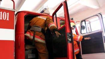 Фотография к новости: Павлодарда көпқабатты үйден өрт шығып, 17 адам құтқарылды