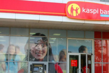 Фотография к новости: Kaspi Bank бұрынғы қызметкерін ұстауға көмектескен азаматқа 10 млн теңге сыйақы берді 