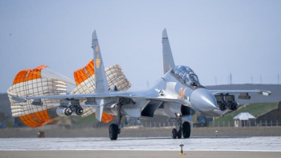 Әскери ұшқыштар күрделі метеорологиялық жағдайда ұшуға жаттығып жатыр 