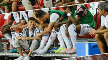 Фотография к новости: Ойын кезінде қазақстандық бала Роналдуға жүгіріп барды