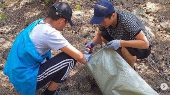 Фотография к новости: Баянауылдық жастар Сабындыкөлдің жағасынан тәулігіне 20-30 қап қоқыс шығарады