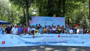 Фотография к новости: Алматыда көпбалалы отбасыларға тігін машинасы берілді