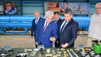 Фотография к новости: Бердібек Сапарбаев мүгедектерге алғашқы отандық электрлі арбаларды сыйға тартты