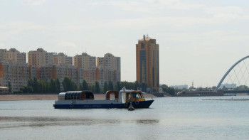 Фотография к новости: «Жас Отандықтар» қарияларды Есіл өзенінде серуендетеді