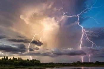 Фотография к новости: Бүгін еліміздің басым бөлігінде жаңбыр жауып, найзағай ойнайды