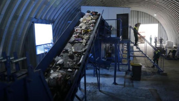 Фотография к новости: Атырауда қалдықтарды  сұрыптайтын кешен іске қосылды