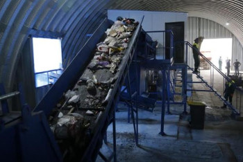 Фотография к новости: Атырауда қалдықтарды  сұрыптайтын кешен іске қосылды