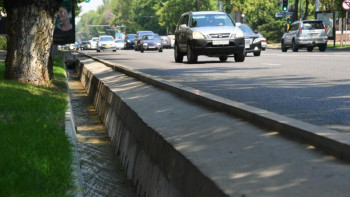 Фотография к новости: Алматыда арықтарға су жіберілді