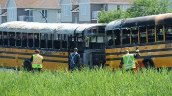 Фотография к новости: ﻿Канадада 2 мектеп автобусы жол апатына түсіп, өртеніп кетті