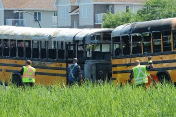 Фотография к новости: ﻿Канадада 2 мектеп автобусы жол апатына түсіп, өртеніп кетті