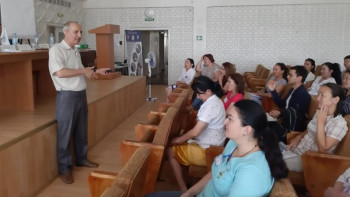 Фотография к новости: Қарағандылық акушер-гинекологтарға Молдовадан келген ДДҰ сарапшысы тренинг өткізуде