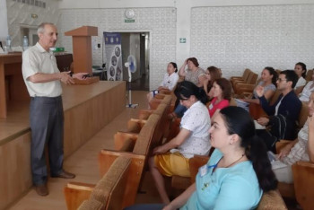 Фотография к новости: Қарағандылық акушер-гинекологтарға Молдовадан келген ДДҰ сарапшысы тренинг өткізуде