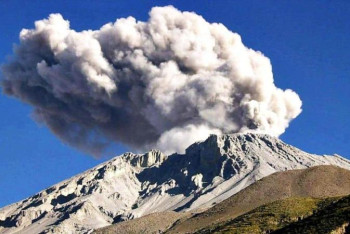 Фотография к новости: Перуде жанартау атқылап, тұрғындар қауіпсіз жерге көшірілуде