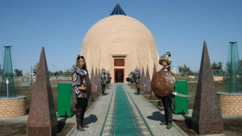 Фотография к новости: «Қобыланды батыр» жырын жатқа оқыған оқушыға 1 млн теңге беріледі