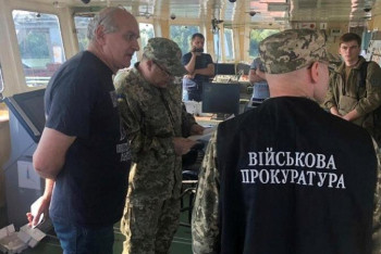 Фотография к новости: Украинада қамауға алынған ресейлік танкердің теңізшілері босатылуда 