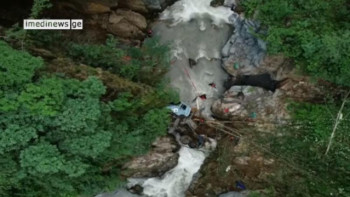 Фотография к новости: Шағын автобус 400 метрлік биіктіктен құлап кетті