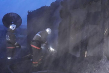 Фотография к новости: ШҚО-да ауыл әкімі 11 жасар баланы өрттен аман алып шықты