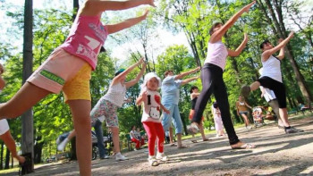 Фотография к новости: Қарағандылықтар орталық саябақтағы таңғы жаттығуларға қатысады