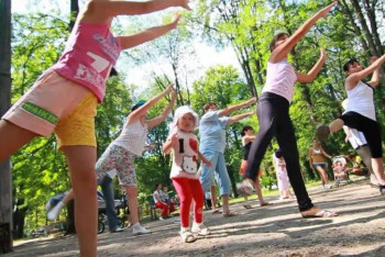 Фотография к новости: Қарағандылықтар орталық саябақтағы таңғы жаттығуларға қатысады