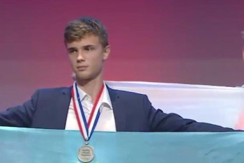 Фотография к новости: Павлодарлық оқушы химия пәнінен халықаралық олимпиадада күміс жүлдеге ие болды