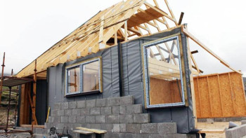 Фотография к новости: Қызылордалық еріктілер жалғызбасты анаға үй салып берді