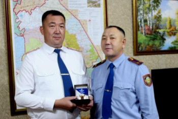 Фотография к новости: Павлодарда бір үйдің үш қызын судан құтқарған полицей марапатталды