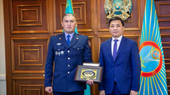 Фотография к новости: Көлгінов суға батып бара жатқан қыздарды құтқарған құтқарушы мен полиция қызметкерін марапаттады