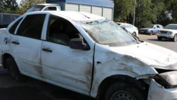 Фотография к новости: Алматыда аударылған көліктің жүргізушісі мен жолаушысы оқиға орнынан қашып кетті