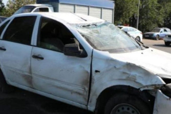 Фотография к новости: Алматыда аударылған көліктің жүргізушісі мен жолаушысы оқиға орнынан қашып кетті